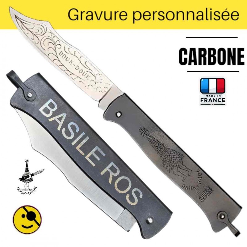 Couteau Douk-Douk personnalisé avec gravure blanche sur manche noir Couteau Douk-Douk personnalisé avec gravure blanche sur manche noir