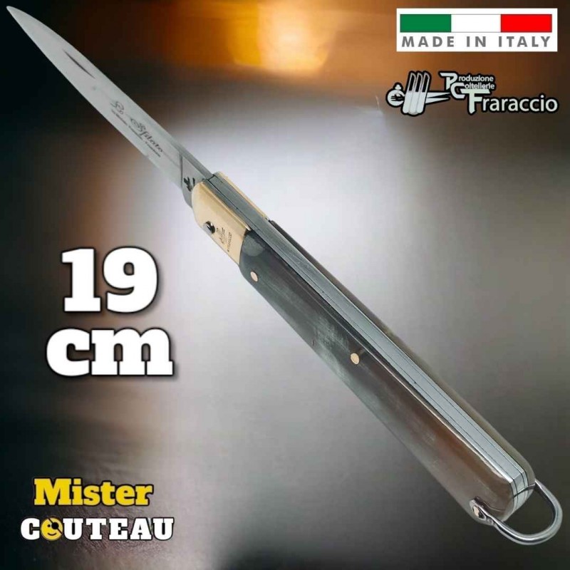 Couteaux En Acier Damascus En Vitrine Photo stock - Image du main, carbone:  250290782